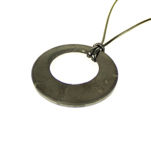 Carica l'immagine nel visualizzatore di Gallery, Ciondolo Shungite, forma cerchio aperto, con laccio