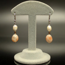 Carica l'immagine nel visualizzatore di Gallery, Orecchini pendenti pietra del sole, ematite, perla di fiume e cristalli, con monachelle in argento 925