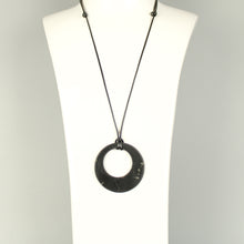Carica l'immagine nel visualizzatore di Gallery, Ciondolo Shungite, forma cerchio aperto, con laccio