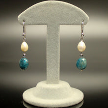 Carica l'immagine nel visualizzatore di Gallery, Orecchini pendenti apatite, ematite, perla di fiume e cristalli, con monachelle in argento 925