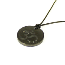 Carica l'immagine nel visualizzatore di Gallery, Ciondolo Shungite, forma disco, disegno 'om'