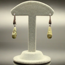 Carica l'immagine nel visualizzatore di Gallery, Orecchini pendenti rhyolite, forma a goccia, con monachelle in argento 925