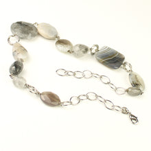 Carica l'immagine nel visualizzatore di Gallery, Girocollo quarzo nuvola e agata botswana con inserti in metallo