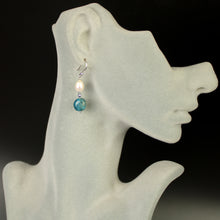 Carica l'immagine nel visualizzatore di Gallery, Orecchini pendenti apatite, ematite, perla di fiume e cristalli, con monachelle in argento 925