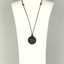 Carica l'immagine nel visualizzatore di Gallery, Ciondolo Shungite, forma disco, disegno 'om'