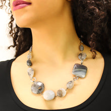 Carica l'immagine nel visualizzatore di Gallery, Girocollo quarzo nuvola e agata botswana con inserti in metallo