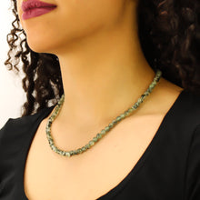 Carica l'immagine nel visualizzatore di Gallery, Collana girocollo prehnite 6 mm lisci