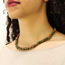 Carica l'immagine nel visualizzatore di Gallery, Collana girocollo burattatine unakite