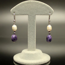 Carica l'immagine nel visualizzatore di Gallery, Orecchini pendenti charoite, ematite, perla di fiume e cristalli, con monachelle in argento 925
