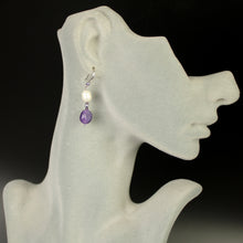 Carica l'immagine nel visualizzatore di Gallery, Orecchini pendenti charoite, ematite, perla di fiume e cristalli, con monachelle in argento 925
