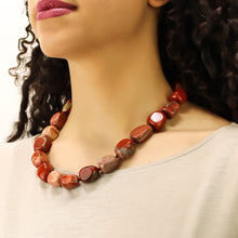 Carica l'immagine nel visualizzatore di Gallery, Collana girocollo burattate diaspro rosso