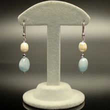 Carica l'immagine nel visualizzatore di Gallery, Orecchini pendenti acquamarina, ematite, perla di fiume e cristalli, con monachelle in argento 925