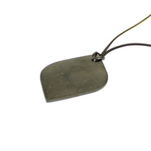 Carica l'immagine nel visualizzatore di Gallery, Ciondolo Shungite, forma foglia, con laccio