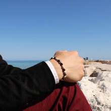 Carica l'immagine nel visualizzatore di Gallery, Bracciale uomo 6 mm onice nero, pietra del fiume, pietra lavica bagno argento e zama