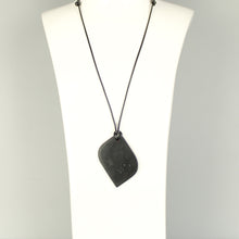Carica l'immagine nel visualizzatore di Gallery, Ciondolo Shungite, forma foglia, con laccio