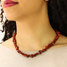 Carica l'immagine nel visualizzatore di Gallery, Collana girocollo chips diaspro rosso