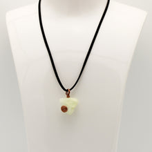 Carica l'immagine nel visualizzatore di Gallery, Ciondolo giada grezzo irregolare con filo di rame