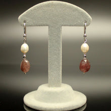 Carica l'immagine nel visualizzatore di Gallery, Orecchini pendenti quarzo fragola, ematite, perla di fiume e cristalli, con monachelle in argento 925