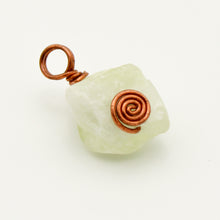 Carica l'immagine nel visualizzatore di Gallery, Ciondolo giada grezzo irregolare con filo di rame