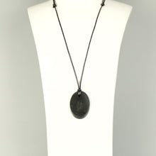 Carica l'immagine nel visualizzatore di Gallery, Ciondolo Shungite, forma ovale piatto, con laccio