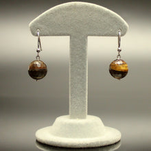 Carica l'immagine nel visualizzatore di Gallery, Orecchini pendenti occhio di tigre, sfera sfaccettata, con monachelle in argento 925