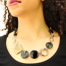 Carica l'immagine nel visualizzatore di Gallery, Girocollo onice nero, diaspro kambaba ed agata salvia con inserti in metallo