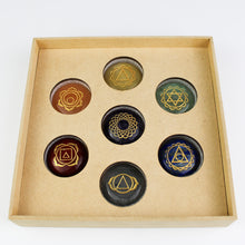 Carica l'immagine nel visualizzatore di Gallery, Cofanetto di pietre incise dei 7 chakra