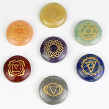 Carica l'immagine nel visualizzatore di Gallery, Cofanetto di pietre incise dei 7 chakra