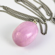 Carica l'immagine nel visualizzatore di Gallery, Ciondolo kunzite forma burattata
