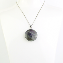 Carica l'immagine nel visualizzatore di Gallery, Ciondolo labradorite viola alta qualità, forma rotonda
