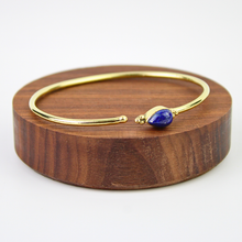 Carica l'immagine nel visualizzatore di Gallery, Bracciale ottone e lapislazzuli modello goccia
