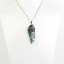 Carica l'immagine nel visualizzatore di Gallery, Ciondolo labradorite alta qualità, forma a punta piatta

