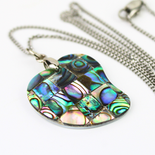 Carica l'immagine nel visualizzatore di Gallery, Ciondolo in conchiglia abalone scura, forma cuore allungato
