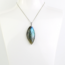 Carica l'immagine nel visualizzatore di Gallery, Ciondolo labradorite alta qualità, forma navette piatta
