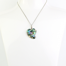 Carica l'immagine nel visualizzatore di Gallery, Ciondolo in conchiglia abalone scura, forma cuore allungato
