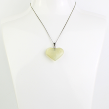 Carica l'immagine nel visualizzatore di Gallery, Ciondolo adularia alta qualità, forma cuore

