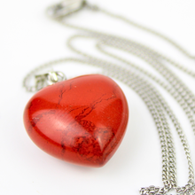 Carica l'immagine nel visualizzatore di Gallery, Ciondolo diaspro rosso forma cuore
