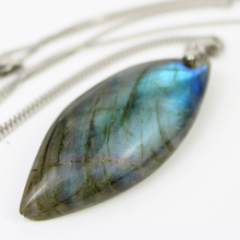 Carica l'immagine nel visualizzatore di Gallery, Ciondolo labradorite alta qualità, forma navette piatta
