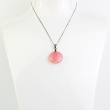 Carica l'immagine nel visualizzatore di Gallery, Ciondolo quarzo rosa alta qualità, forma tonda piccola
