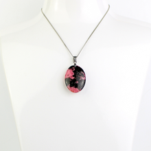 Carica l'immagine nel visualizzatore di Gallery, Ciondolo rodonite black line forma ovale
