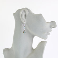 Carica l&#39;immagine nel visualizzatore di Gallery, Orecchini pendenti in argento con labradorite a goccia

