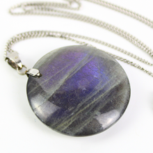 Carica l'immagine nel visualizzatore di Gallery, Ciondolo labradorite viola alta qualità, forma rotonda

