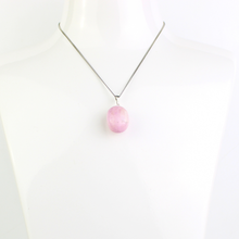 Carica l'immagine nel visualizzatore di Gallery, Ciondolo kunzite forma burattata
