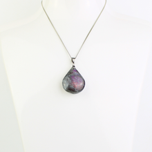 Carica l'immagine nel visualizzatore di Gallery, Ciondolo labradorite viola alta qualità, forma goccia
