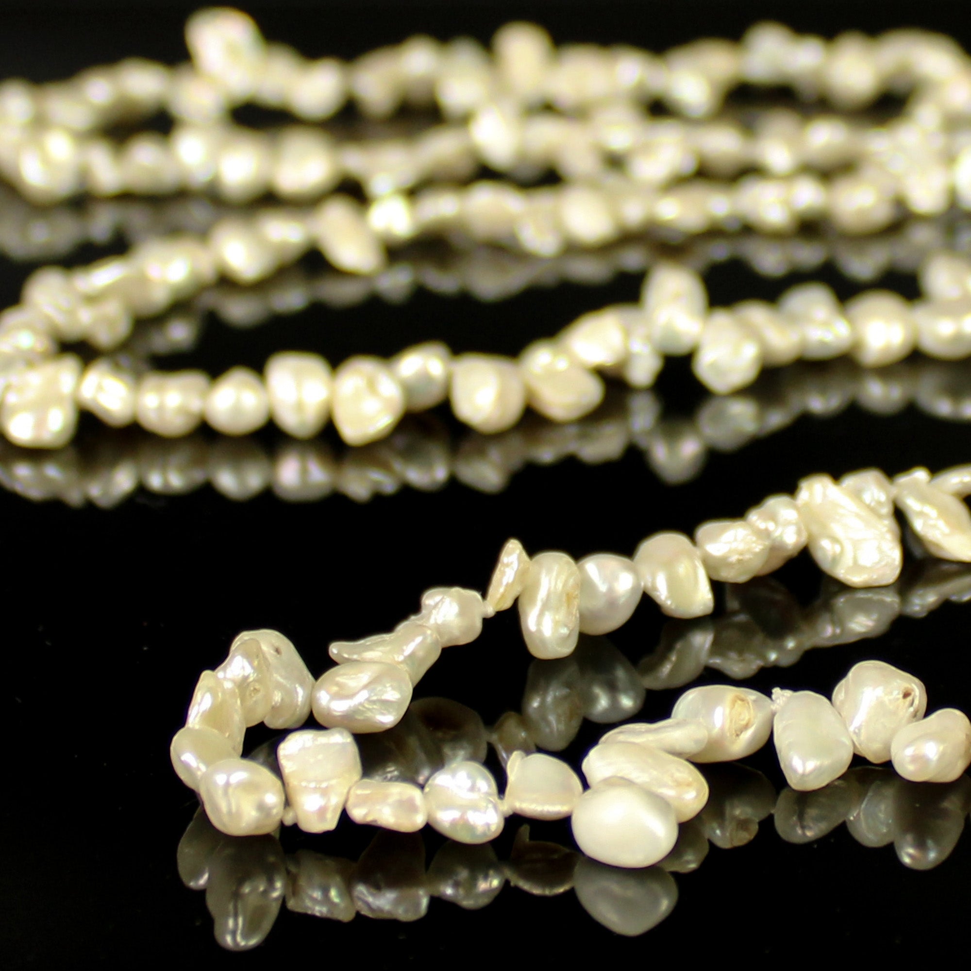 Perle di fiume bianche irregolari schiacciate