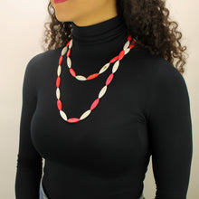 Carica l&#39;immagine nel visualizzatore di Gallery, Collana lunga madreperla vari colori, bianco naturale e rosso
