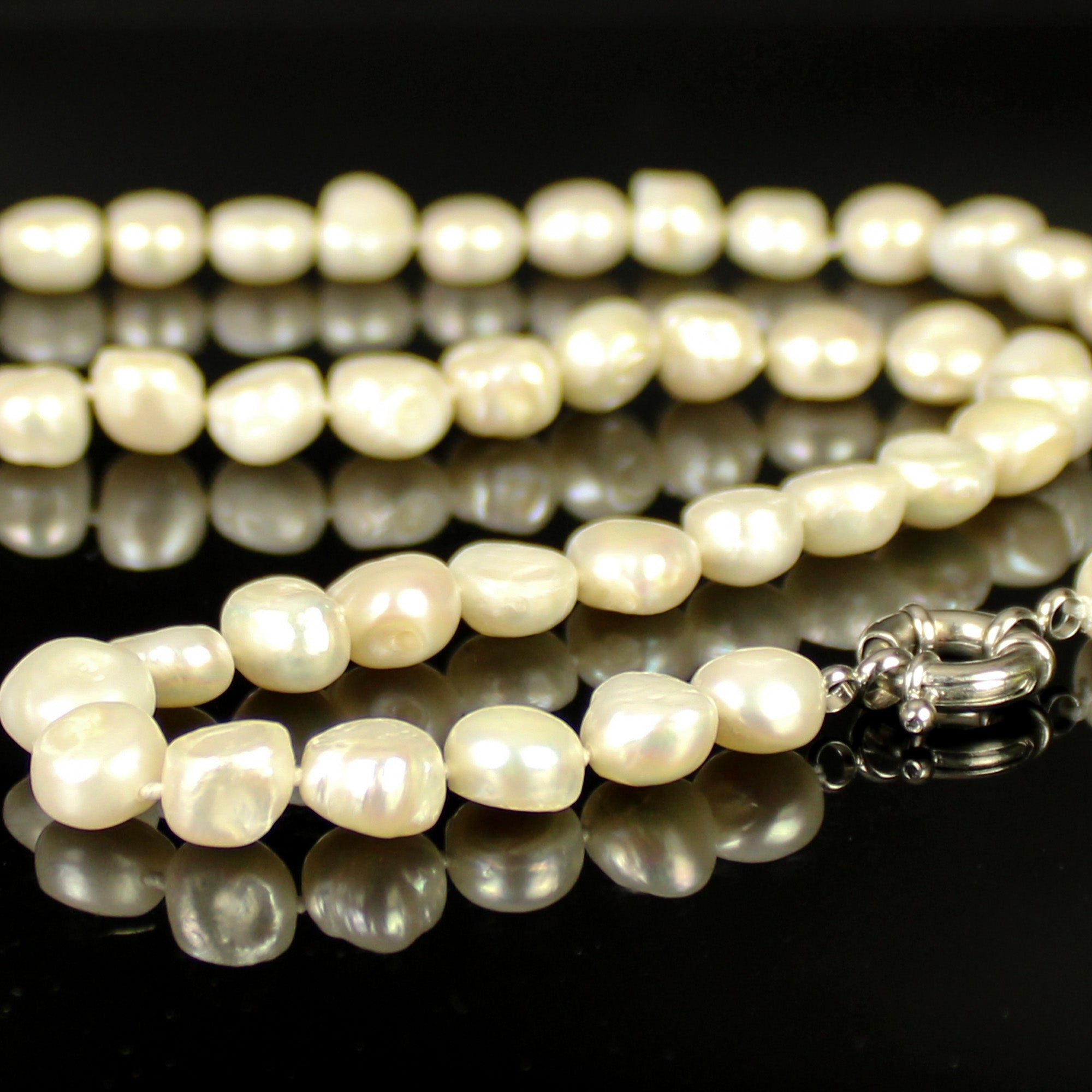 Collana media perle di fiume irregolari color bianco con chiusura in lega