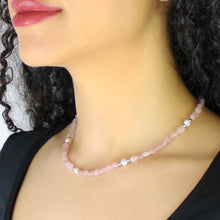 Carica l&#39;immagine nel visualizzatore di Gallery, Collana girocollo burattatine quarzo rosa, ematite e perle
