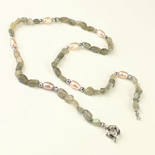 Carica l&#39;immagine nel visualizzatore di Gallery, Girocollo labradorite ematite e perle di fiume
